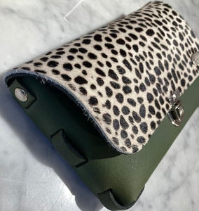 BELLA COLORI Coulerfull leather bag Army with spotted fur print.
